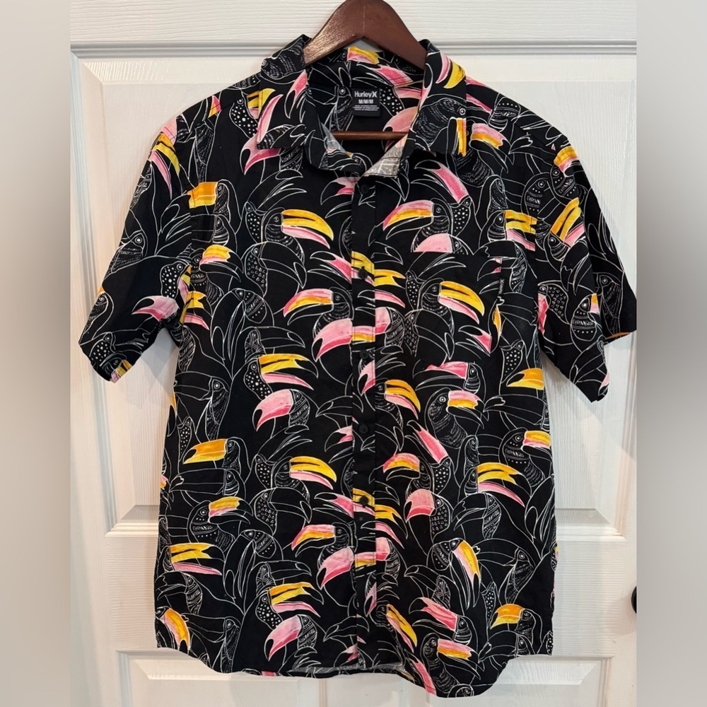 Hurley Brand Flamingo Design Hawaiian Men’s Size Medium Button Up Shirt
